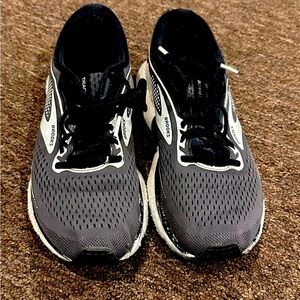 EUC Women's 8.5 Brooks Charcoal Athletic Sneakers shoes